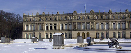 Bild: Fassade des Neuen Schlosses, im Vordergrund die eingehausten Brunnenfiguren