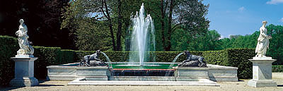Picture: Southern Marble Fountain in front of the New Palace