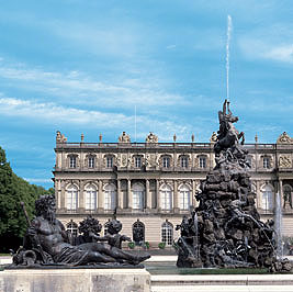 Picture: New Palace with Fama Fountain