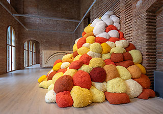 Sheila Hicks (*1934), Saffron Sentinel