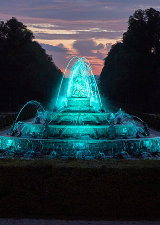 Bild: Beleuchteter Fama-Brunnen