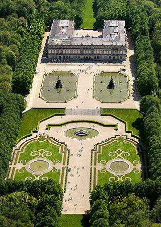 Luftaufnahme der Gartenanlage mit dem Neuen Schloss