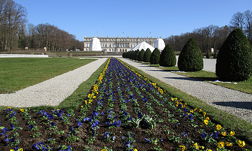 Bild: Bepflanzung der Beete im Frühjahr