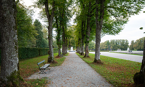 Bild: Kiesweg und Bank im Schlosspark