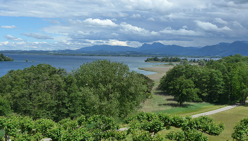 Bild: Ausblick von der Herreninsel auf den Chiemsee und die Berge