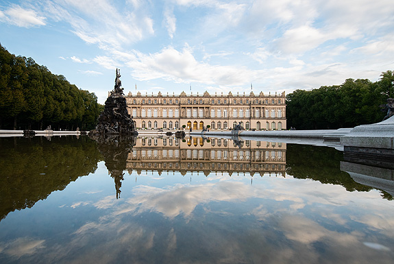 Bild: Neues Schloss Herrenchiemsee, Gartenfassade mit Wasserparterre